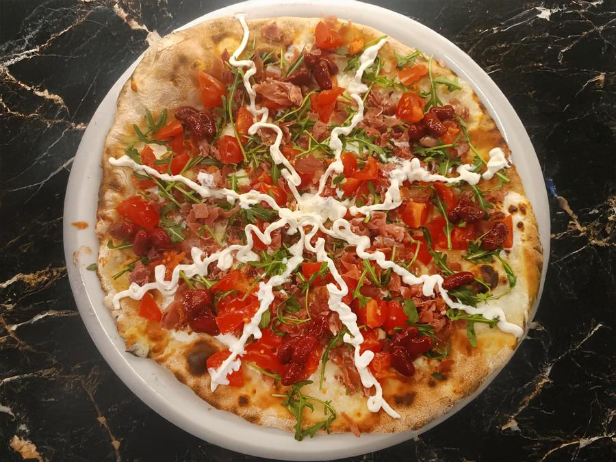 Pizza con bresaola, rucola e crema
