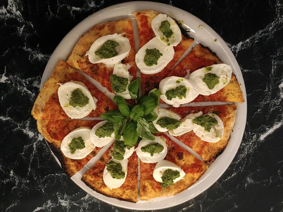 Pizza con mozzarella di bufala e pesto