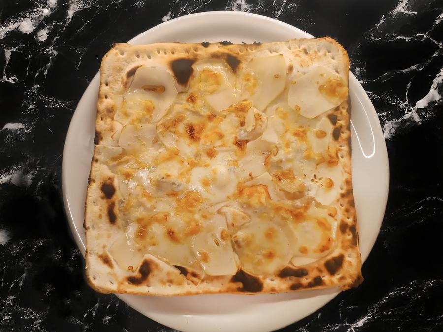 Pizza quadrata con patate e formaggio